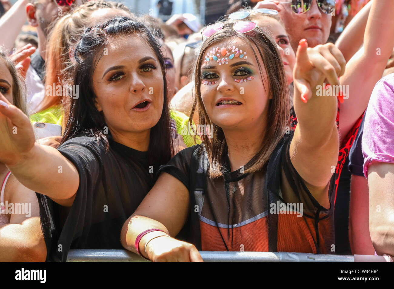 Glasgow, Schottland, Großbritannien. 12. Juli, 2019. Glasgow ist Gastgeber der jährlichen TRNSMT open air Musikfestival in Glasgow Green, mit einem Publikum von Tausenden genießen die Musik an einem sonnigen Sommertag. Credit: Findlay/Alamy leben Nachrichten Stockfoto