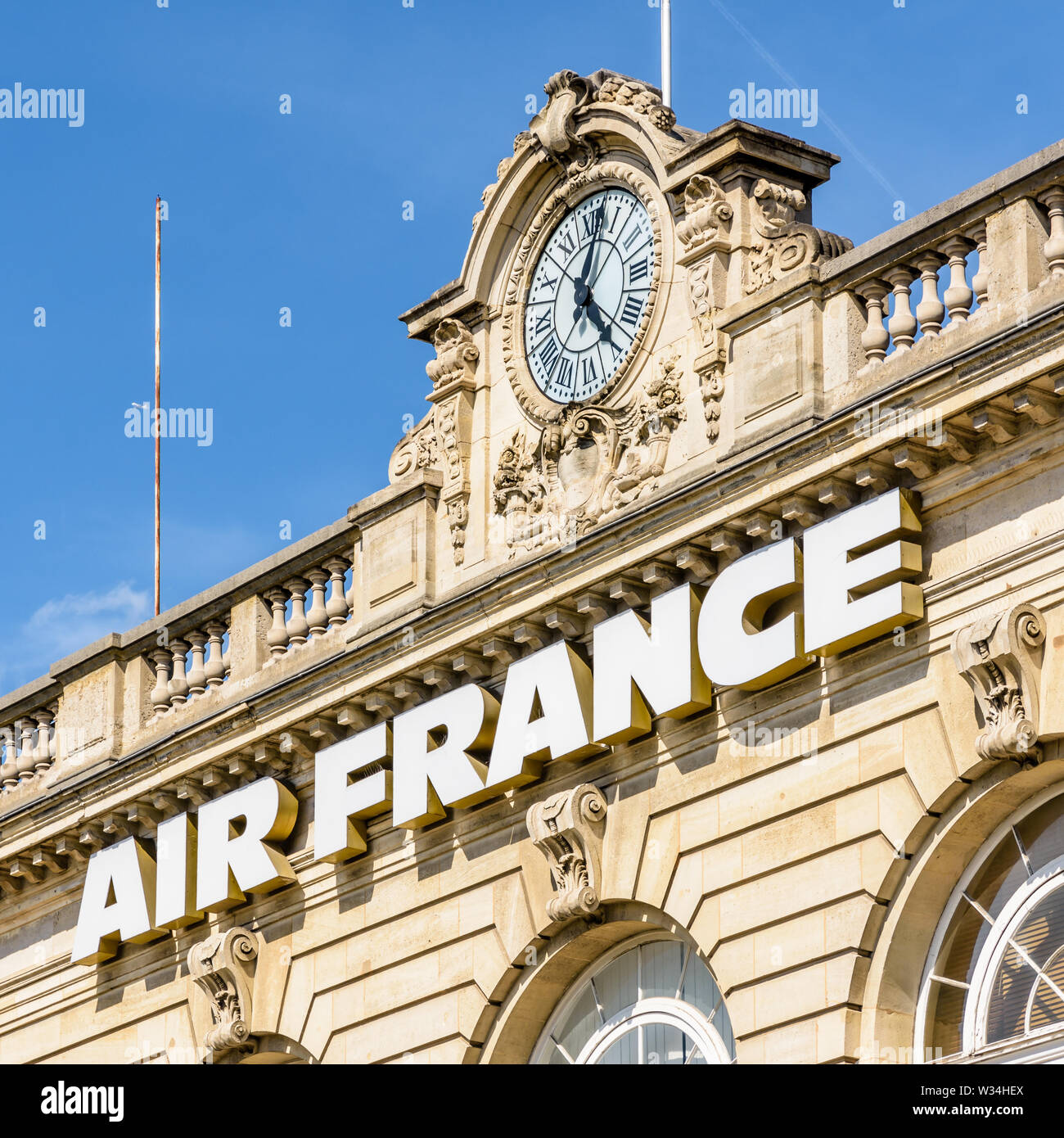 Der Air France von" auf der Fassade des Invalides air terminal angebracht, ein ehemaliger Bahnhof in Paris, Frankreich. Stockfoto