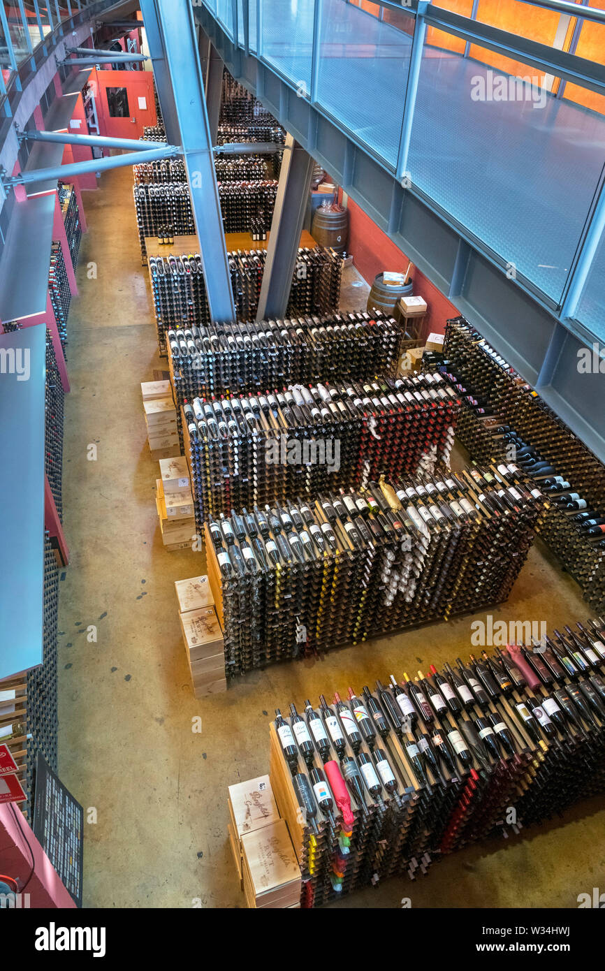 Racks von Wein in der National Wine Center von Australien, North Terrace, Adelaide, South Australia, Australien Stockfoto