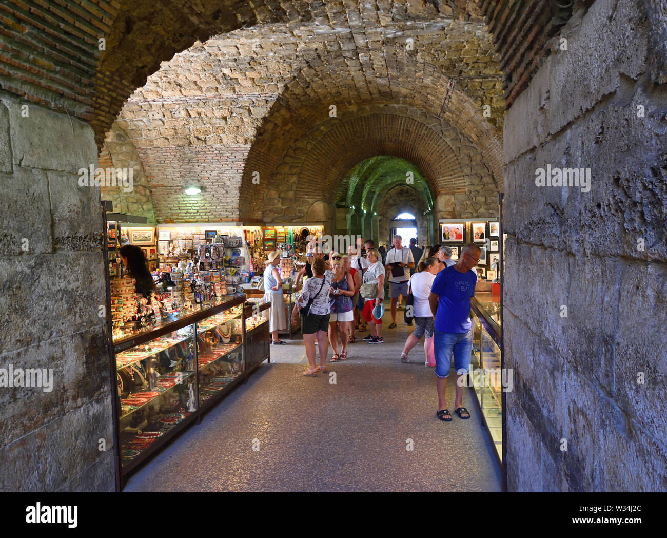 Touristen Einkaufen in Geschäften unter dem römischen Kaiser Diokletian Palast, Split Kroatien. Stockfoto