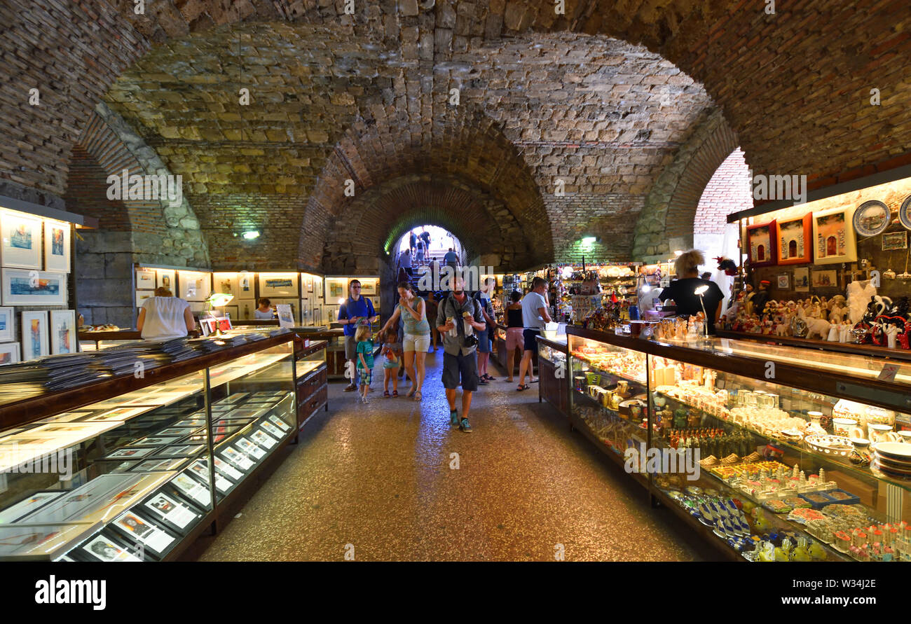 Touristen Einkaufen in Geschäften unter dem römischen Kaiser Diokletian Palast, Split Kroatien. Stockfoto