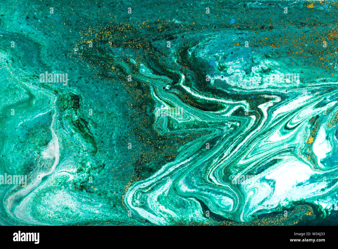 Flüssige unebenen grüne Marmorierung Muster mit grellen Glanz von Licht Stockfoto