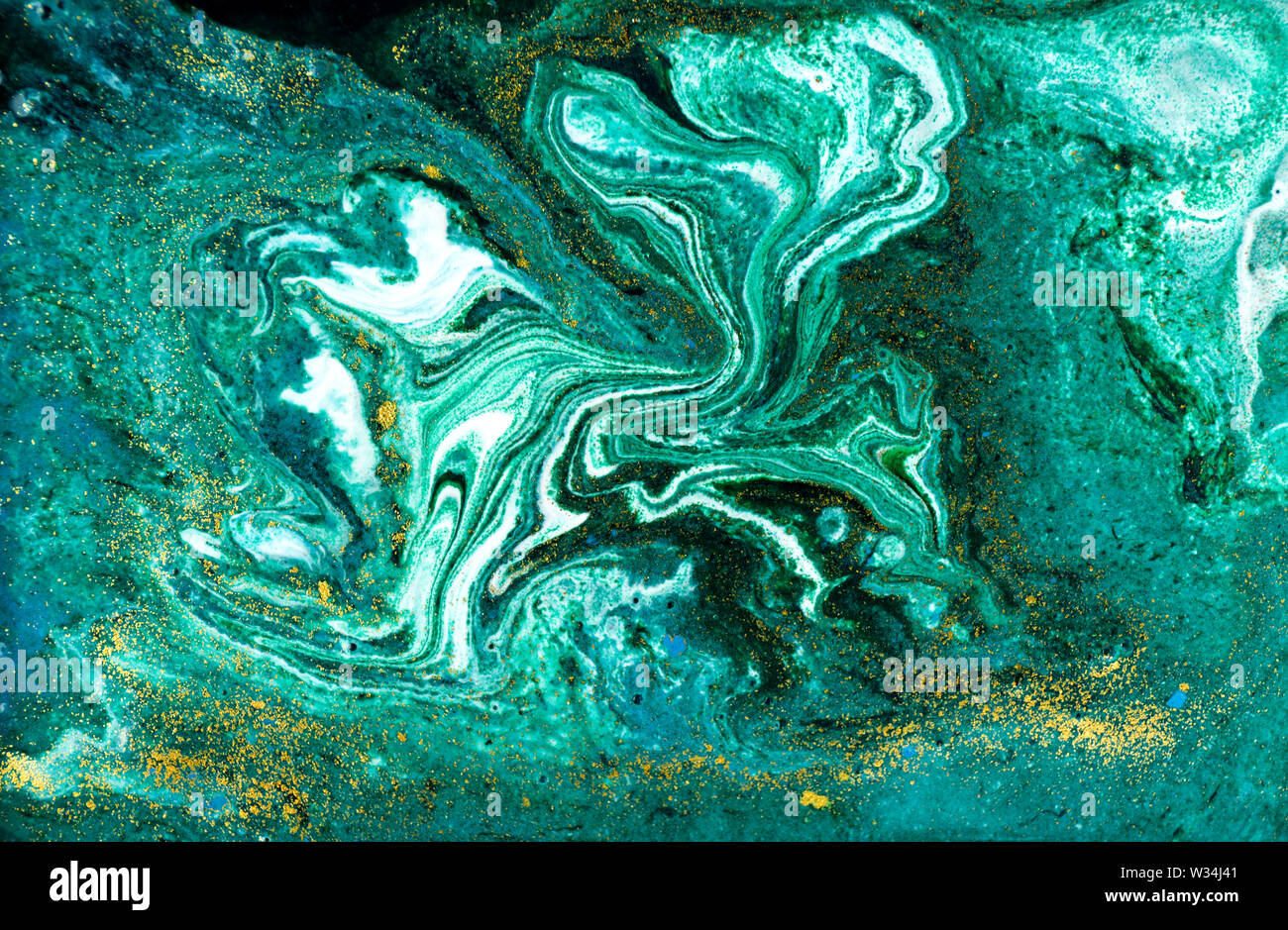 Flüssige unebenen grüne Marmorierung Muster mit grellen Glanz von Licht Stockfoto