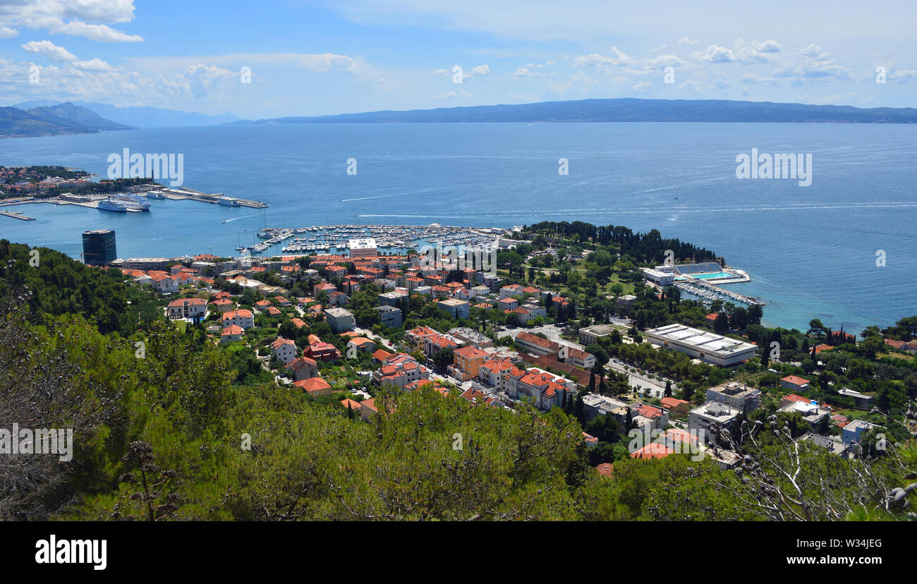 Panorama Ansicht von Split direkt am Meer, mit der Insel Brac in Aussicht Stockfoto