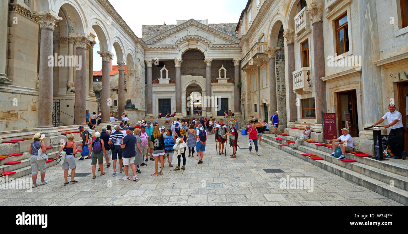 Historische's Square Diokletian Palast in Split mit Touristen. Stockfoto