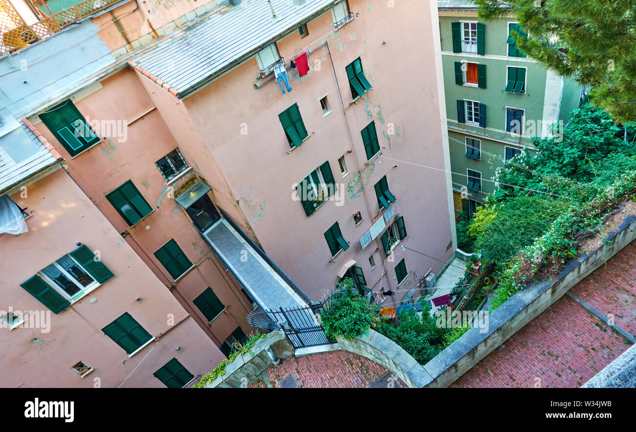 Ungewöhnliche Gebäude mit dem Eingang im 5. Stock, Genua, Italien Stockfoto