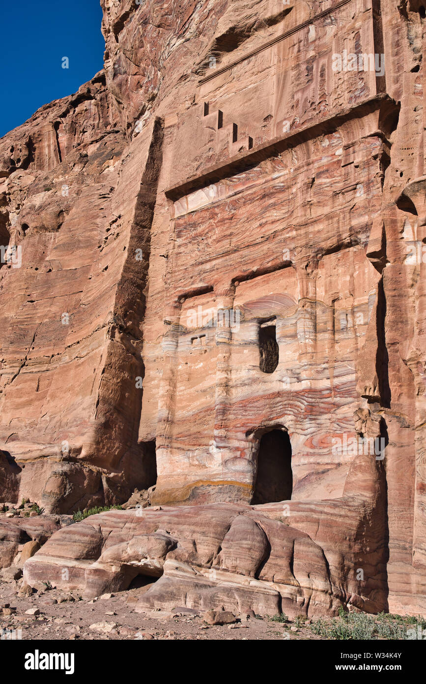 Foto von den Gräbern der Ruinen von Petra und die blaue Skye Stockfoto