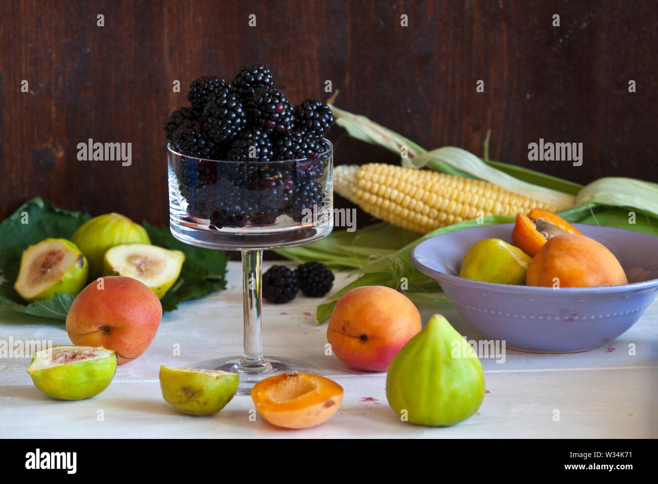 Frisches Obst... Tisch voller Vitamine Stockfoto