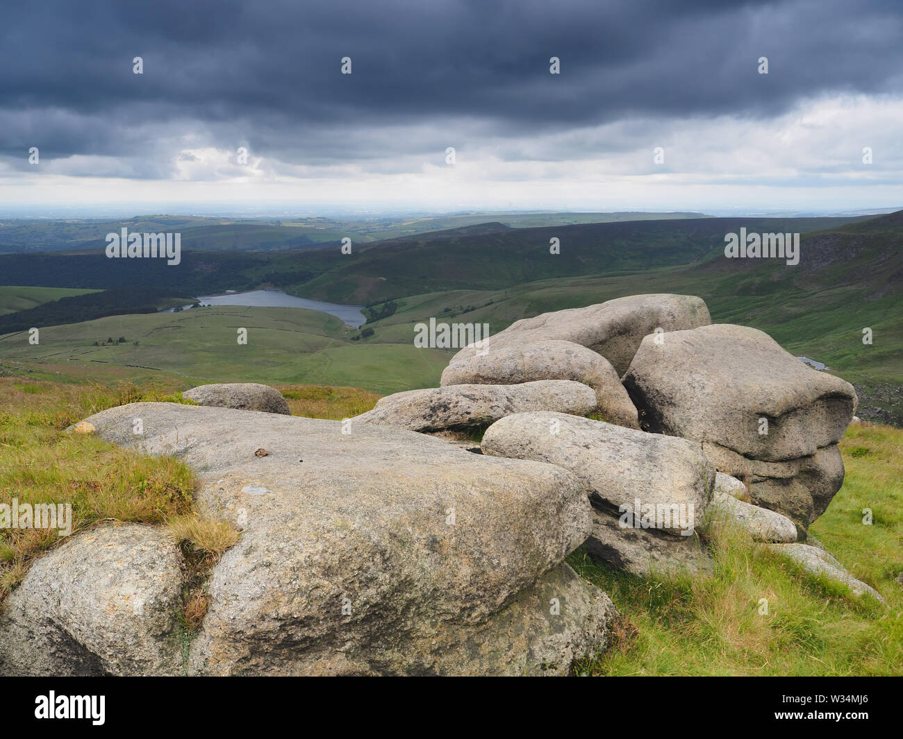 Mit Blick auf Kinder Behälter auf der Pennine Way mit dunklen Gewitterwolken Overhead, Peak District, Großbritannien Stockfoto