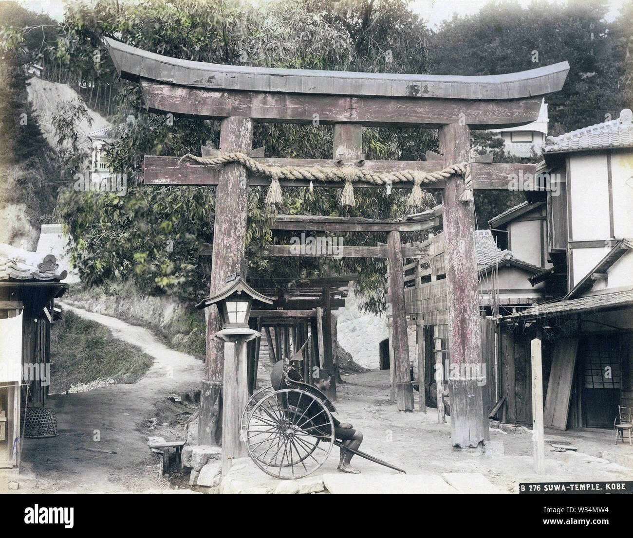 [1890s Japan - Heilige Torii Tor an Suwa Schrein, Kobe] - Heilige torii Tore für Suwa Jinja Schrein von Suwayama (諏訪山) in Kobe, Hyogo Präfektur. Der Schrein wurde ursprünglich im Jahr 1182 gegründet. 19 Vintage albumen Foto. Stockfoto