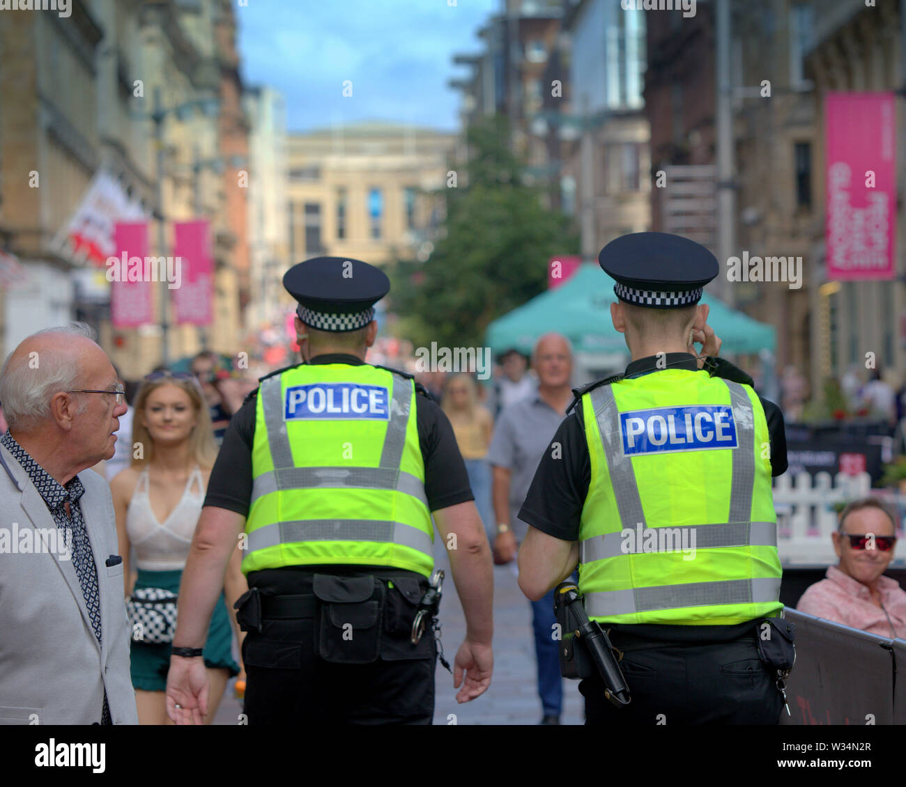 Glasgow, Schottland, Großbritannien. 12. Juli, 2019. Clyde Street sah die Polizei Durchgreifen auf dem Weg zur TRNSMT Festival in Glasgow Green. Credit: Gerard Fähre / alamy Leben Nachrichten Stockfoto