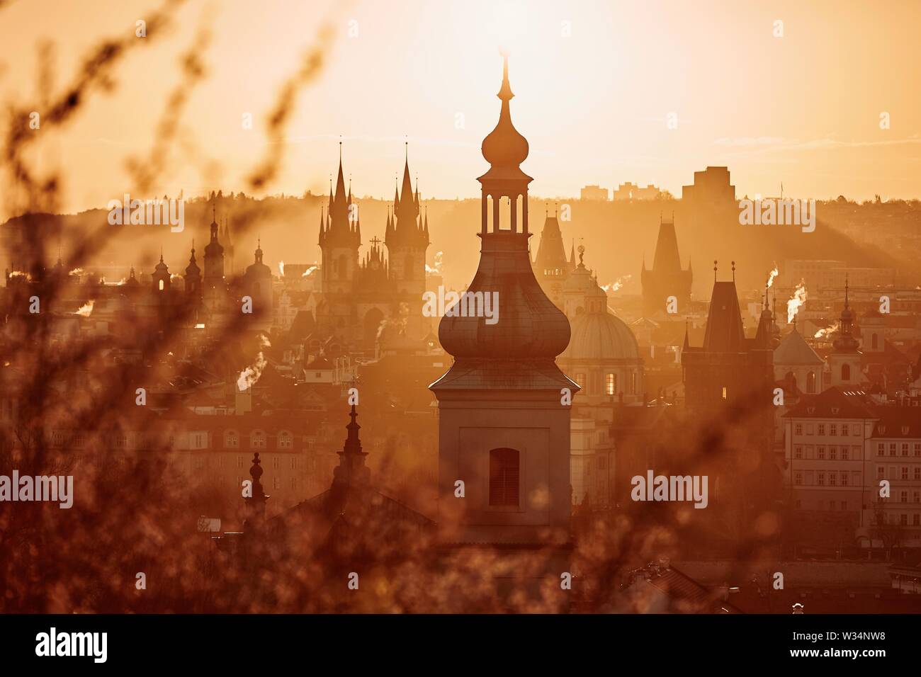 Prager Skyline zu tollen Sonnenaufgang. Hauptstadt der Tschechischen Republik. Stockfoto