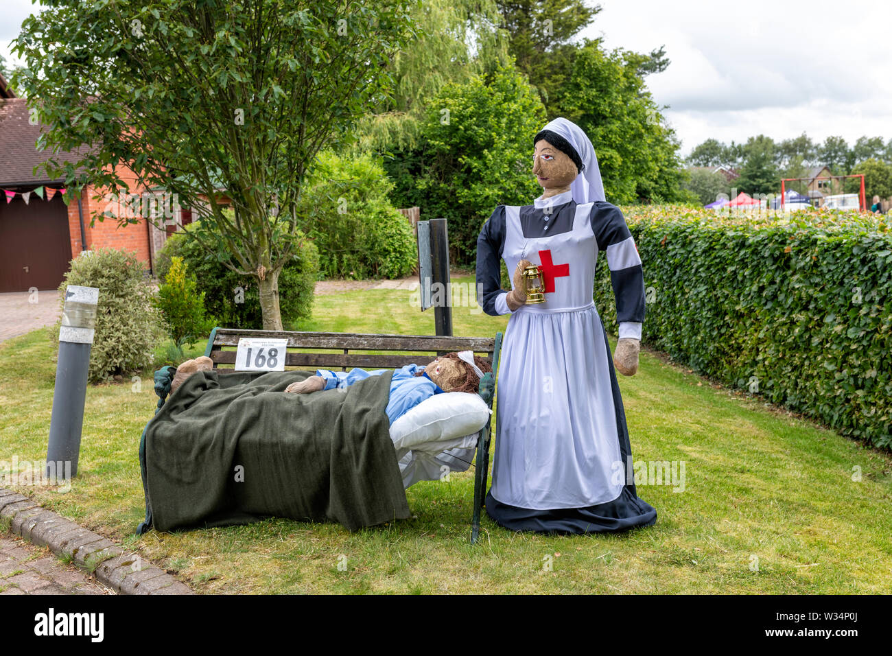 Eine Ausstellung am Garstang Scarecrow Festival. Eine Krankenschwester Vogelscheuche und Ihre Patienten Stockfoto