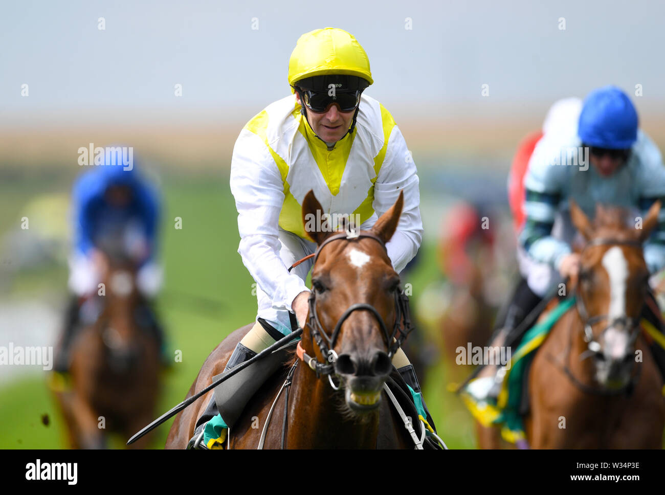 King's Beratung geritten von Jockey Joe Fanning gewinnt die Wette 365 Trophy in Tag zwei des Moet und Chandon Juli Festival 2019 in Newmarket Racecourse. Stockfoto