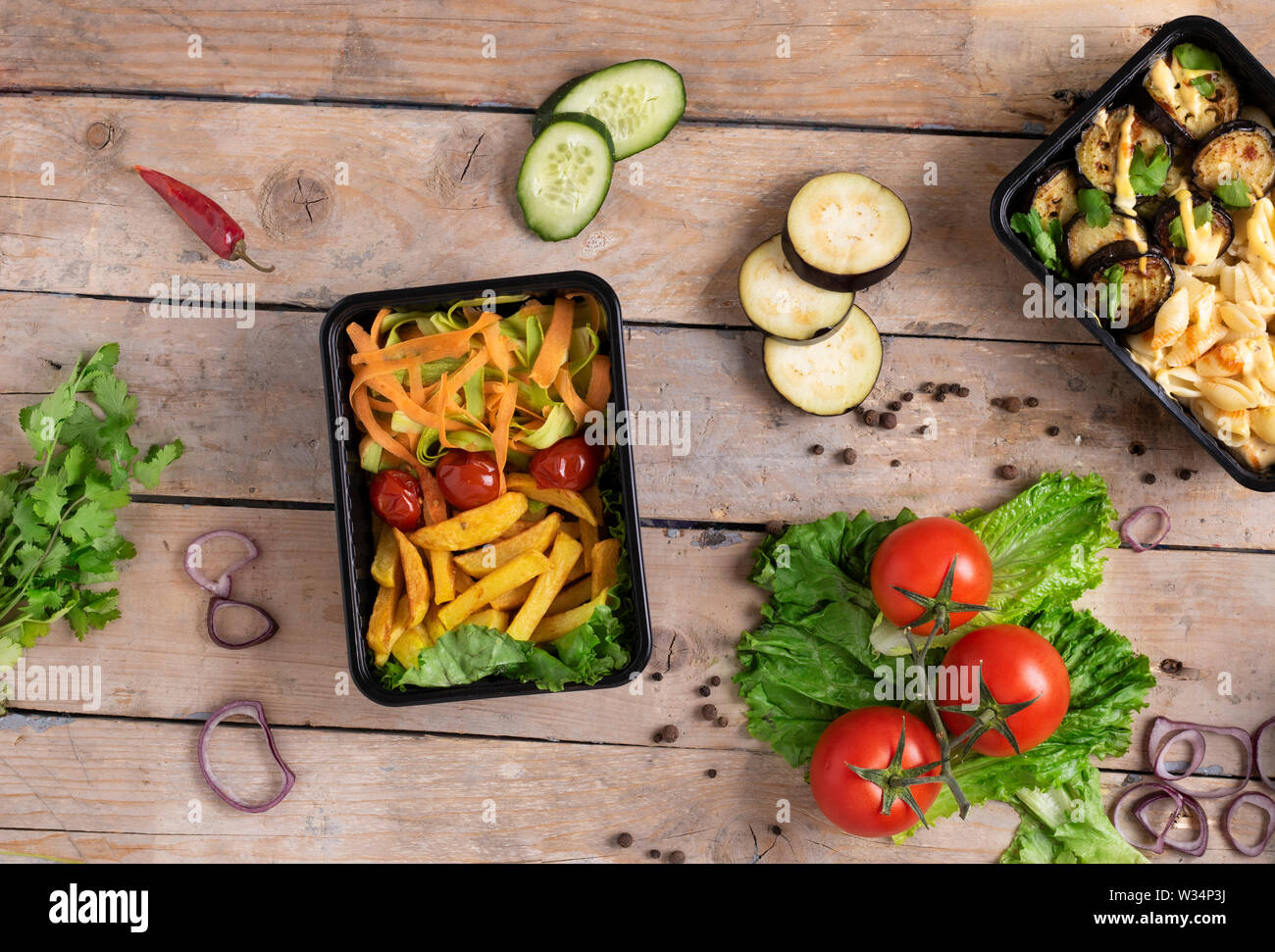 Fertiggerichte in Essen Container auf hölzernen Tisch zu essen, flach und Platz kopieren Stockfoto