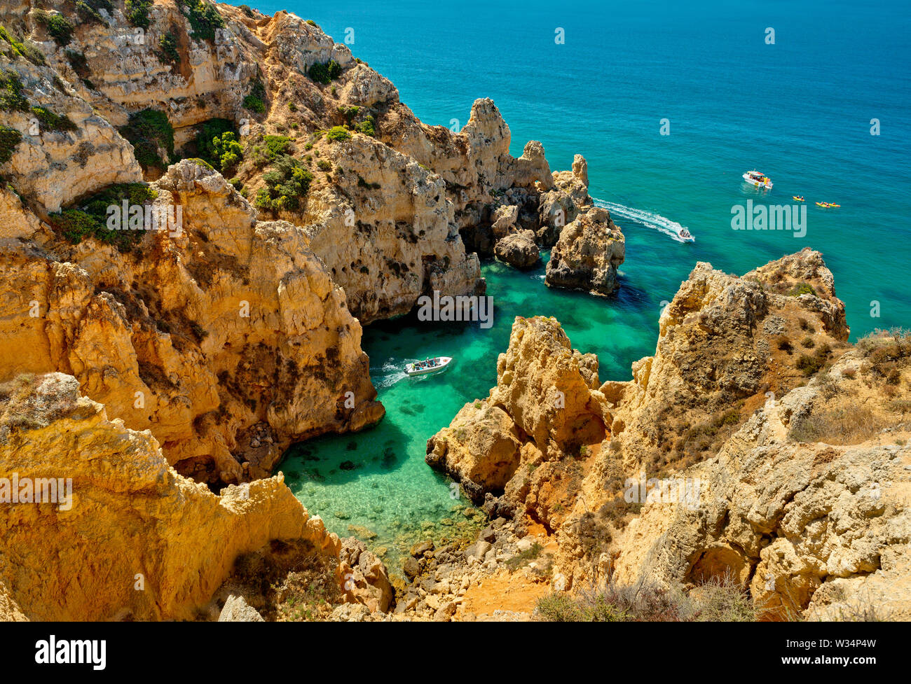 Eine kleine Bucht in der Nähe von Lagos, Algarve, mit Bootsausflügen Stockfoto