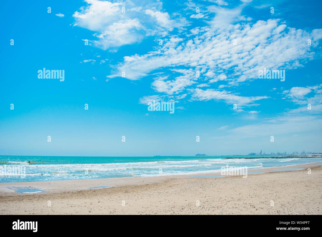 Blick auf die blaue Weite des Meeres und den blauen Himmel mit Wolken vom Strand. Klaren Horizont. Großartig für das Design und die Textur Hintergrund. Stockfoto