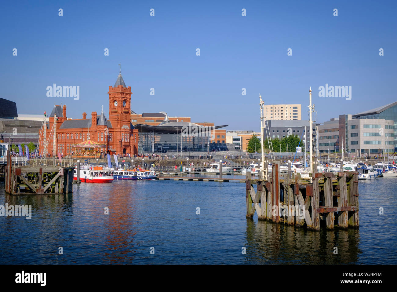 Welsh National Assembly Building der Senedd & Pier House Cardiff Bay Cardiff Wales Stockfoto