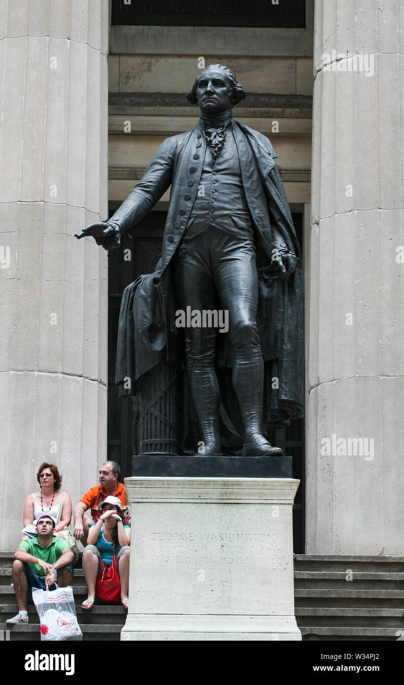 George Washington Statue an der Wall Street New York USA Touristen rest neben der Treppe zu Federal Hall Stockfoto