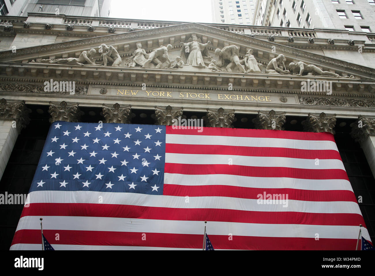 Der WALL STREET die Börse mit einer amerikanischen Flagge auf der Fassade Stockfoto