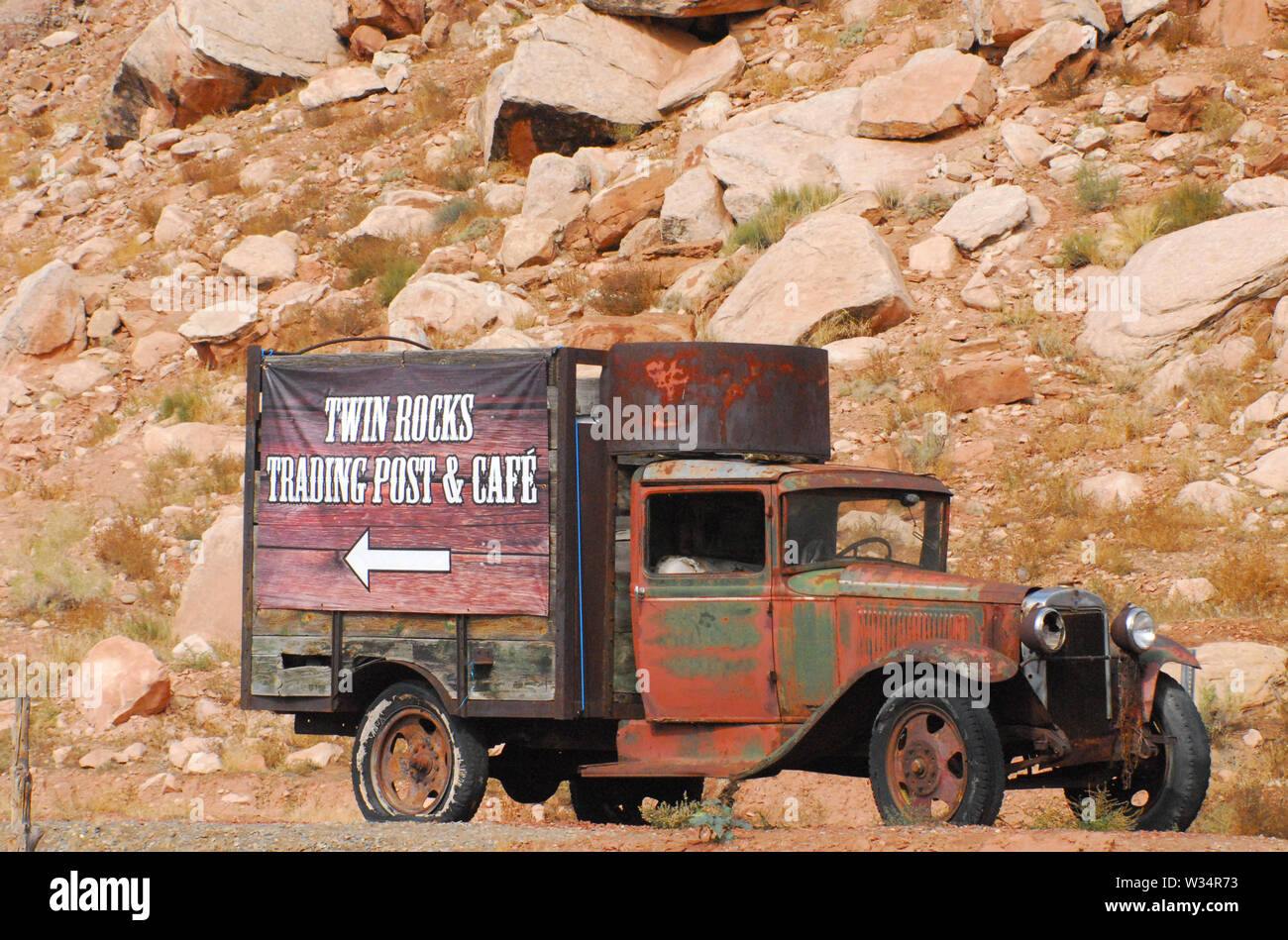 Eine alte, verrostete Lkw mit einem Schild mit Werbung der Twin Rocks Cafe in Bluff, Utah, USA Stockfoto