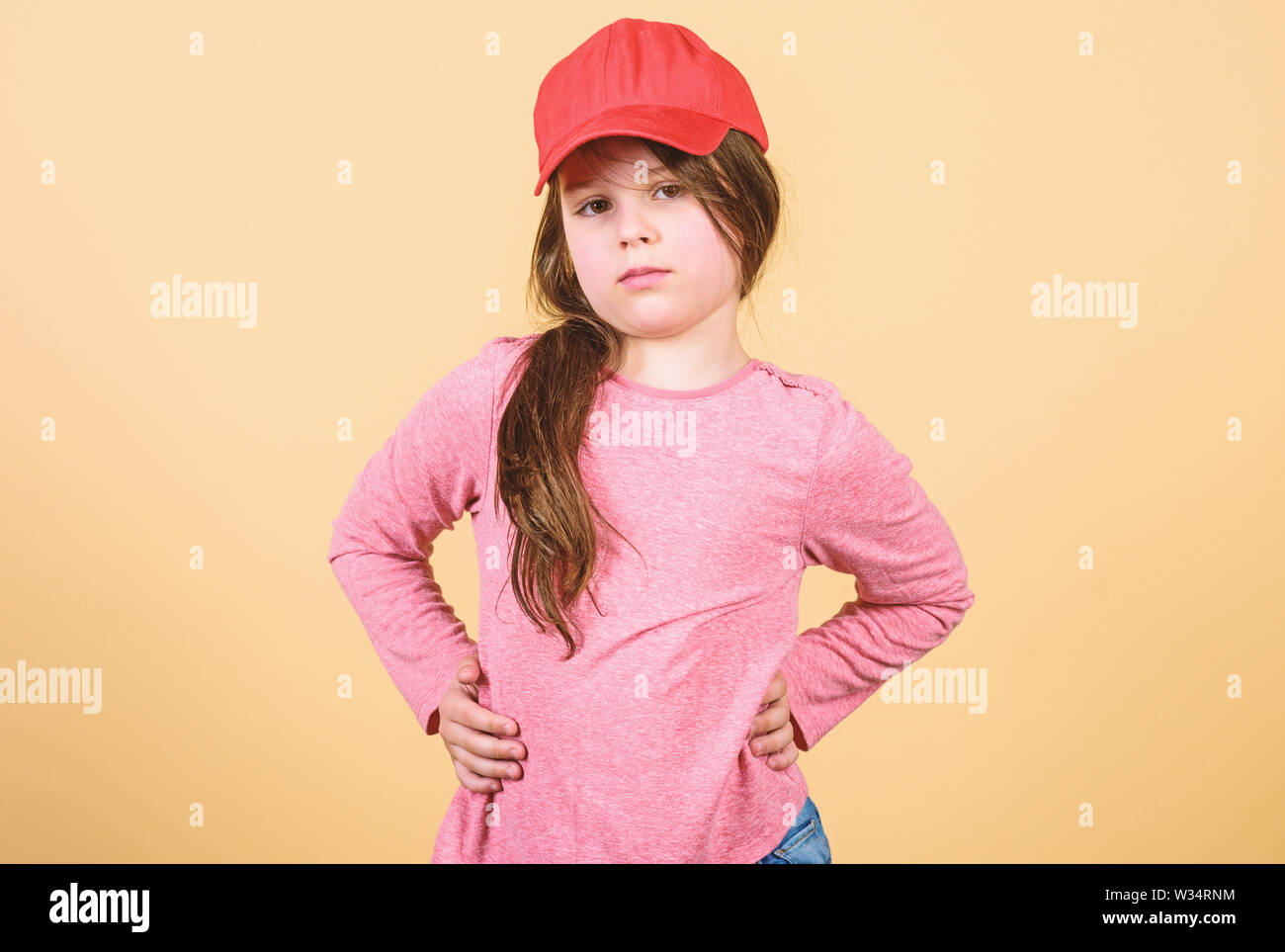 Cutie In Gap Kids Fashion Zuversichtlich Mit Diesem Cap Madchen Niedliche Kind Snapback Cap Oder Mutze Beige Hintergrund Kleines Madchen Tragen Helle Baseball Cap Moderne Mode Elegantes Accessoire Stockfotografie Alamy