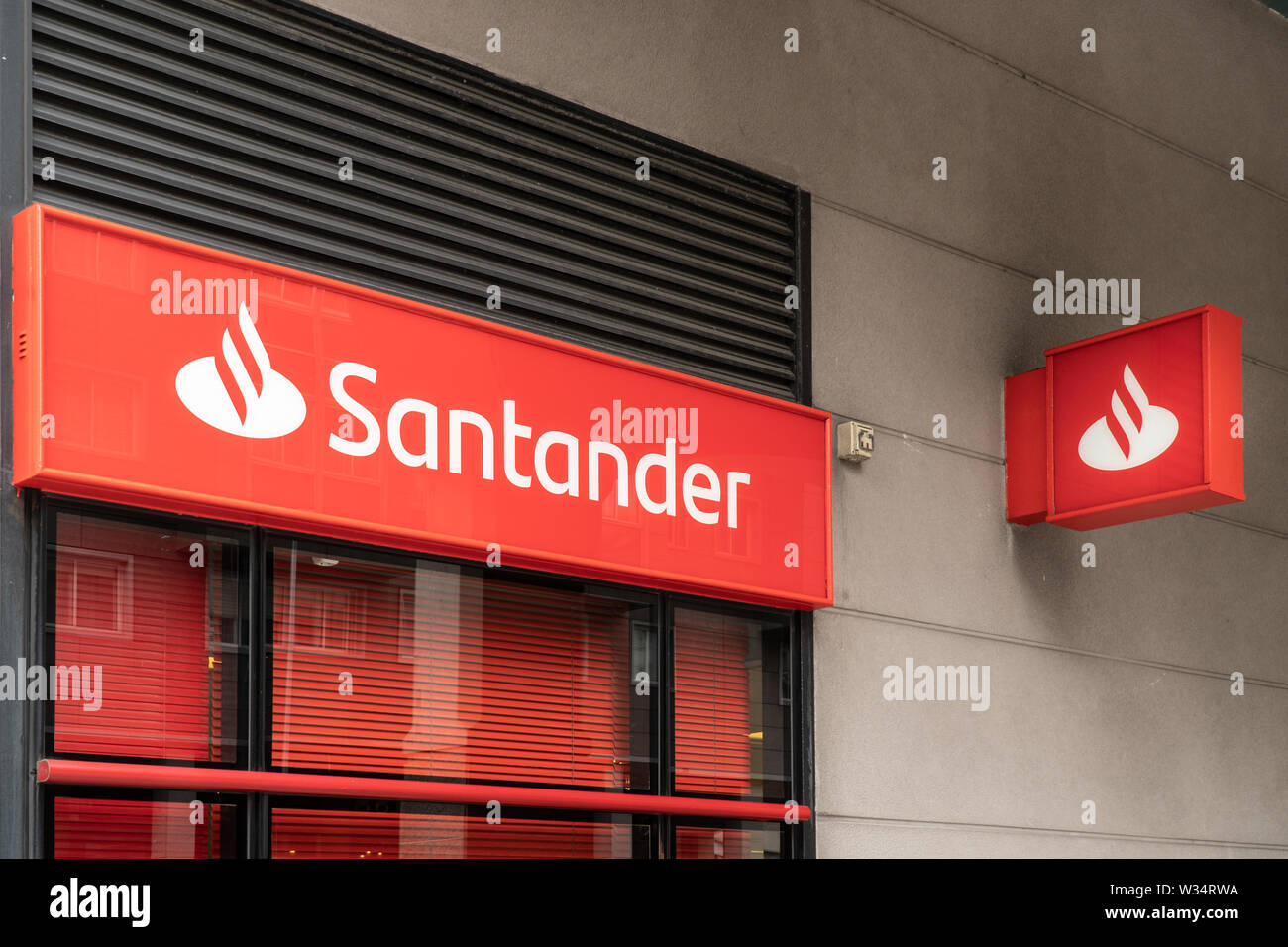 Coruna, Spanien; 01. juli 2019: Santander Bank unterzeichnen auf der Fassade. Banco Santander ist eine der größten Banken in Spanien. Stockfoto