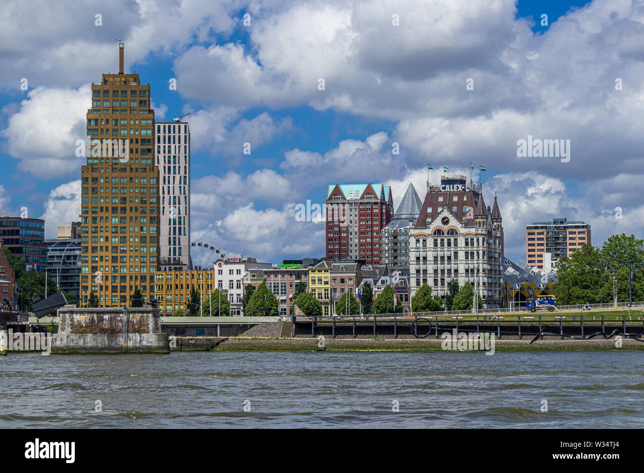 Stadtbild von Rotterdam, Niederlande, mit Fluss Nieuwe Maas, die Witte Huis oder Weiße Haus Stockfoto