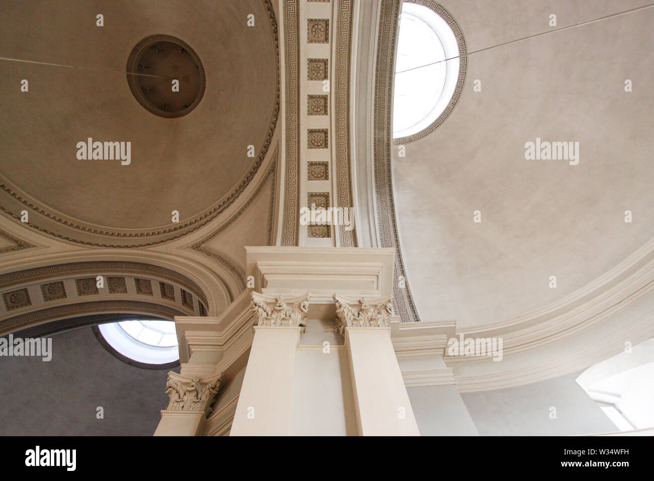 Die Decke der Kathedrale von Helsinki | Helsinki Kathedrale ist ein unverwechselbares Wahrzeichen, mit seinen hohen, grünen Kuppel von vier kleineren Kuppeln umgeben. Die finnische E Stockfoto