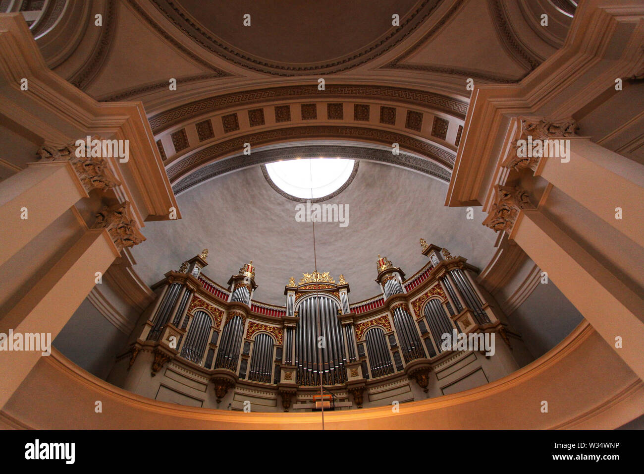 Blick hinauf auf die Orgel in der Kathedrale von Helsinki | Helsinki Kathedrale ist ein unverwechselbares Wahrzeichen, mit seinen hohen, grünen Kuppel umgeben von vier kleineren Stockfoto