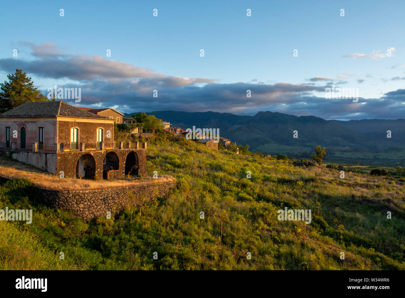 Landschaft mit alten Haus und Gebirge in sanften Morgen sunlights auf Sizilien Insel, im Süden von Italien, Reiseziel Stockfoto