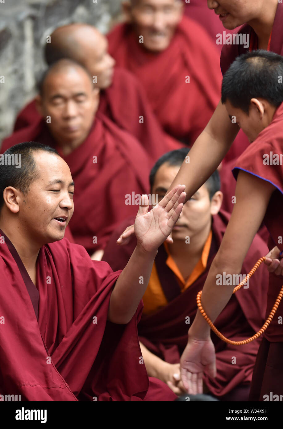 Xigaze, China's Tibet autonomen Region. 12. Juli, 2019. Mönche die Debatte auf der Tashilhunpo Kloster in Xigaze, Südwesten Chinas Autonomen Region Tibet, 12. Juli 2019. Credit: Chogo/Xinhua/Alamy leben Nachrichten Stockfoto