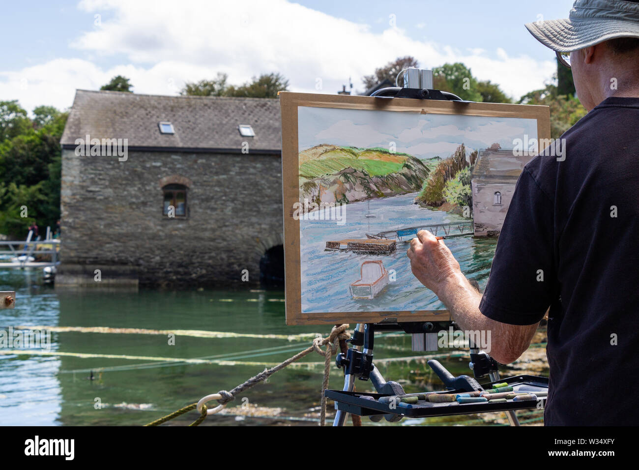 Männlicher Künstler Malerei Küstenlandschaft Castlehaven, West Cork, Irland Stockfoto