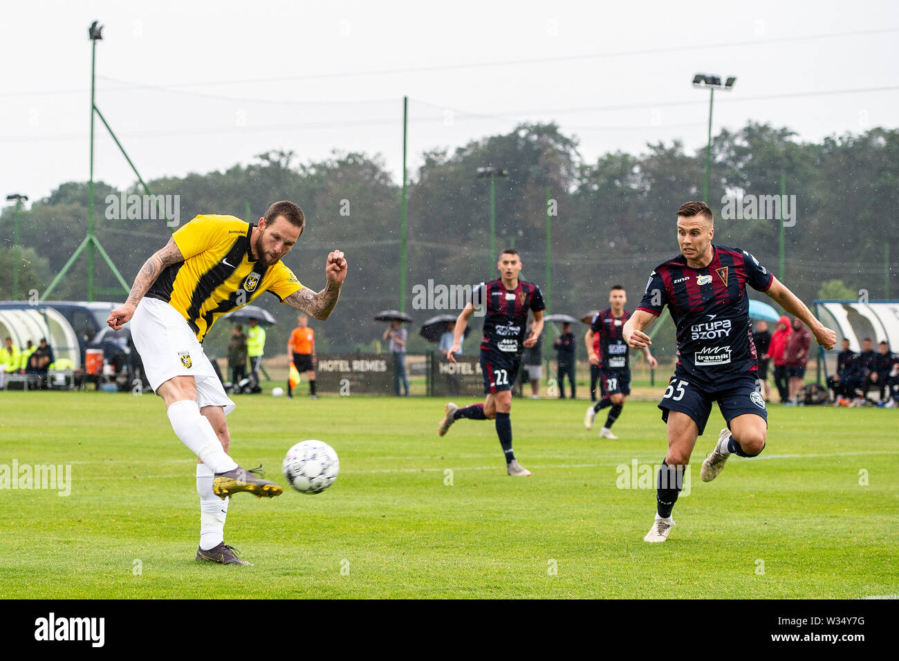 Opalenica, Polen. 12. Juli, 2019. OPALENICA, 12-07-2019, deutscher Fußball, Eredivisie, Saison 2019/2020, trainingcamp, freundlich, Vitesse Spieler Tim Matavz zählenden 0-1 während des Spiels Pogon Stettin - Vitesse Credit: Pro Schüsse/Alamy leben Nachrichten Stockfoto