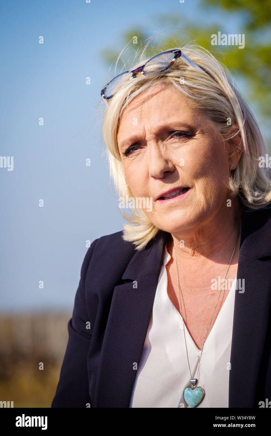 Marine Le Pen in der Kampagne für die Europawahlen in Central Western Chassors (Frankreich) am 12. April 2019 Stockfoto