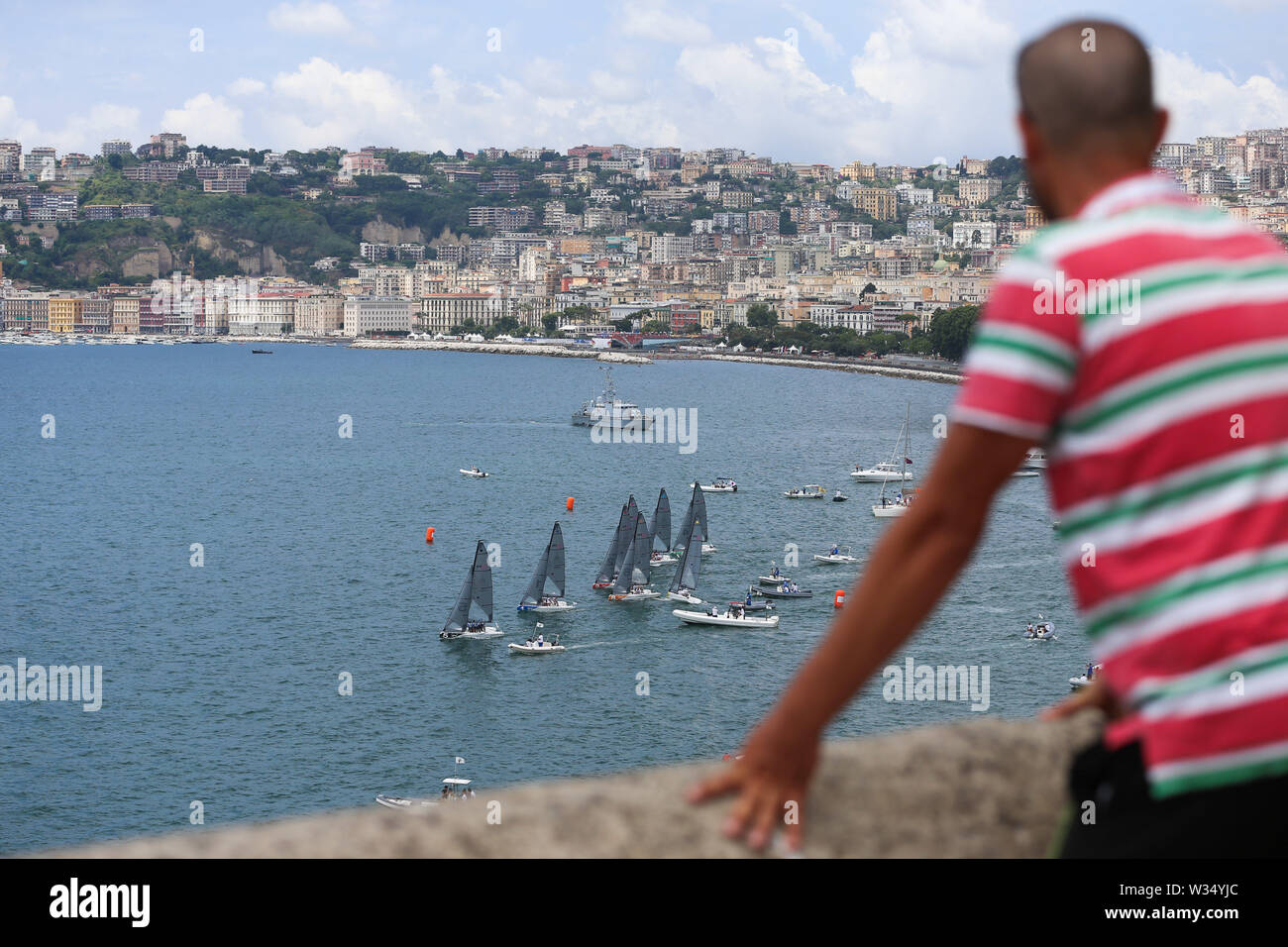 Neapel, Italien. 12. Juli, 2019. Segler konkurrieren während des Petit Finale von RS21 Mixed Fleet Racing Segeln an der 30 Sommer-universiade in Neapel, Italien, 12. Juli 2019. Credit: Zheng Huansong/Xinhua/Alamy leben Nachrichten Stockfoto