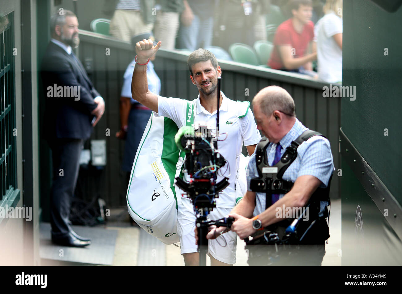 Novak Djokovic feiert Sieg nach seinem semi-Finale gegen Roberto Bautista Agut am Tag elf der Wimbledon Championships in der All England Lawn Tennis und Croquet Club, Wimbledon. Stockfoto