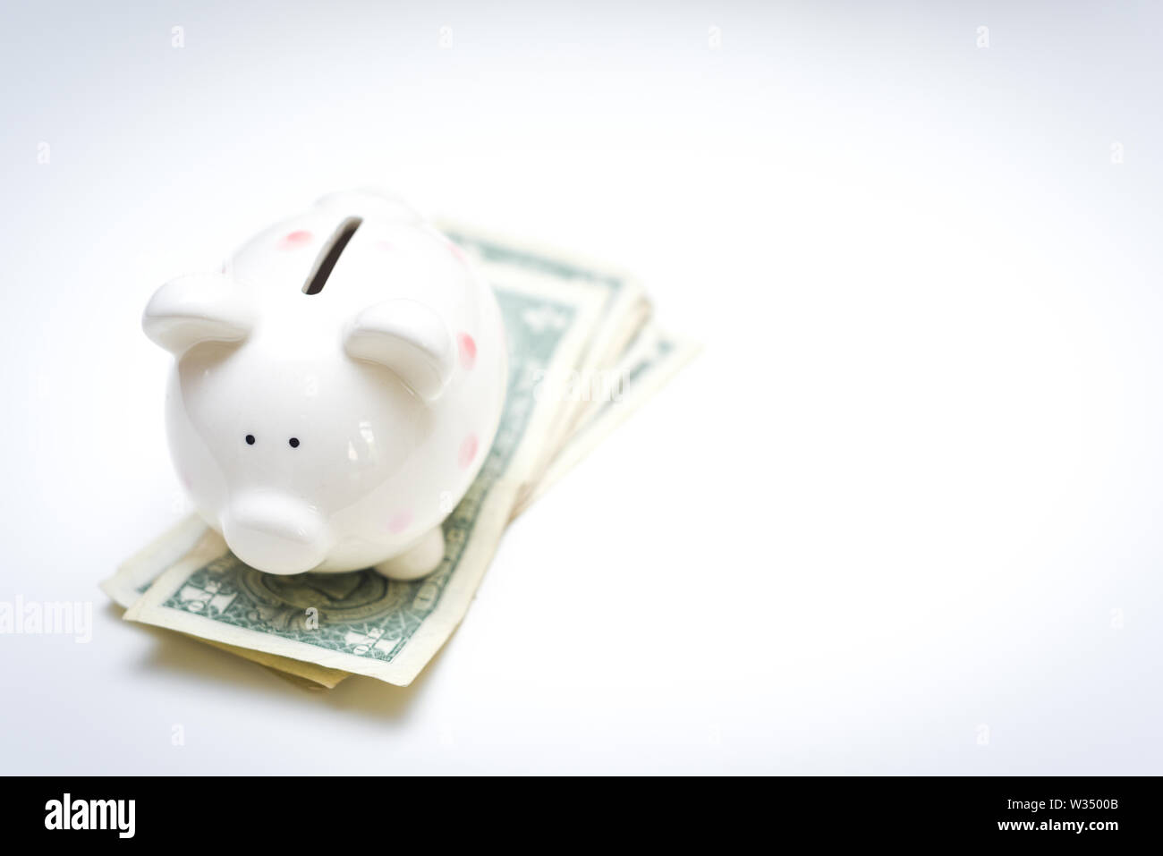 Sparkonto Konzept, Sparschwein mit persönlichen Einsparungen für den Haushalt Rechnungen vom Gehalt Stockfoto