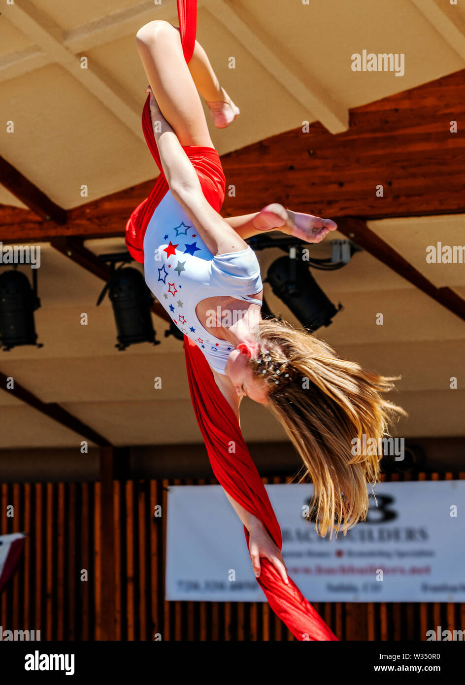 Junge Mädchen auf der Antenne Zirkus Seide; 4. Juli Leistung; Circus; Salida Salida, Colorado, USA Stockfoto