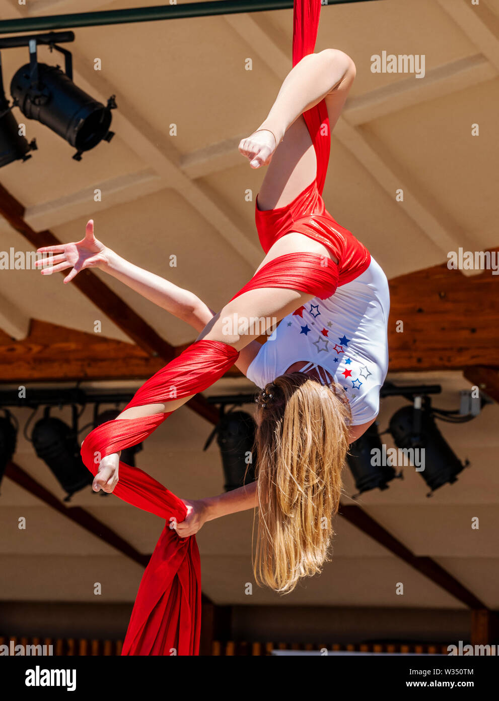 Junge Mädchen auf der Antenne Zirkus Seide; 4. Juli Leistung; Circus; Salida Salida, Colorado, USA Stockfoto