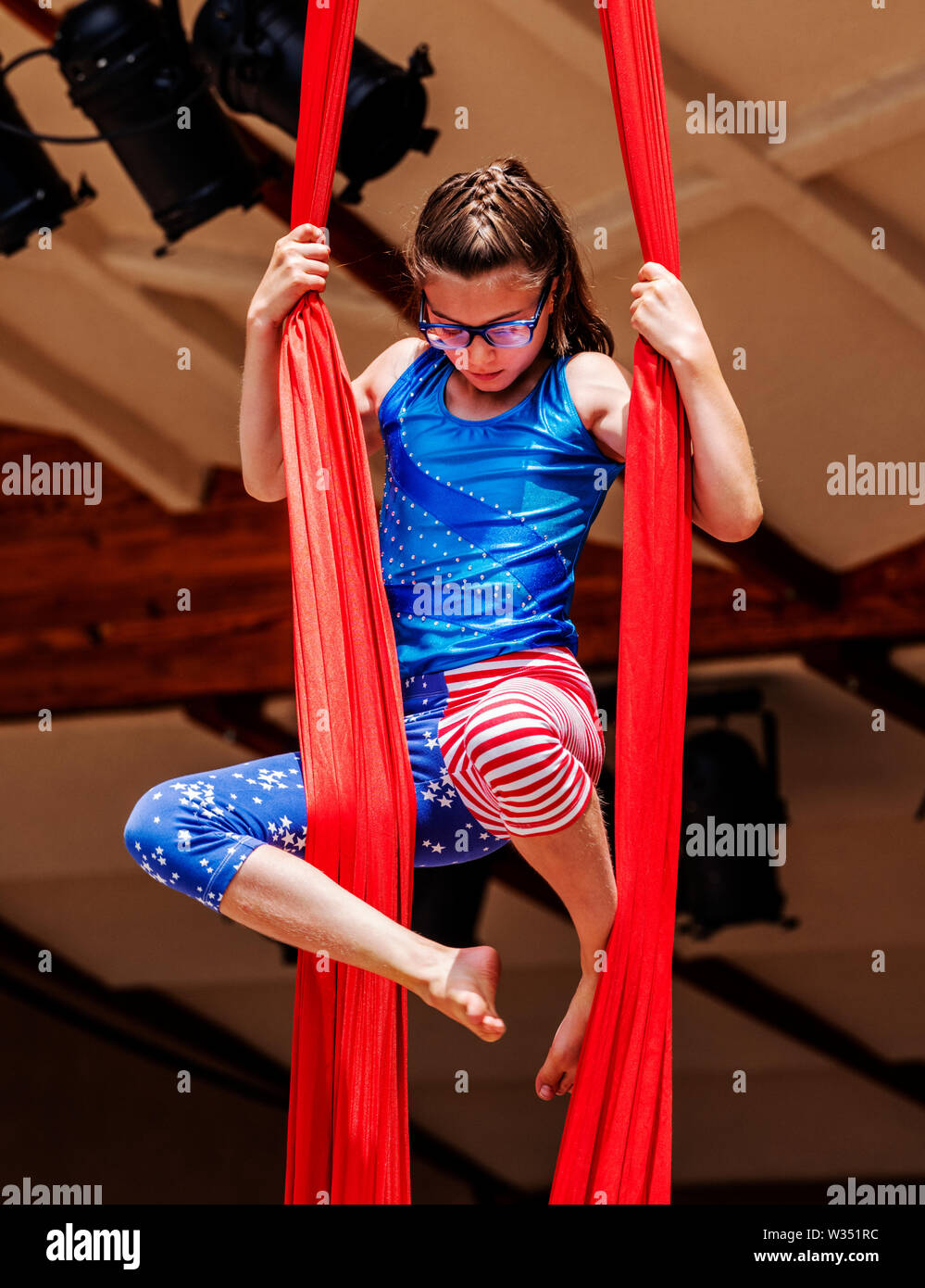 Junge Mädchen auf der Antenne Zirkus Seide; 4. Juli Leistung; Circus; Salida Salida, Colorado, USA Stockfoto