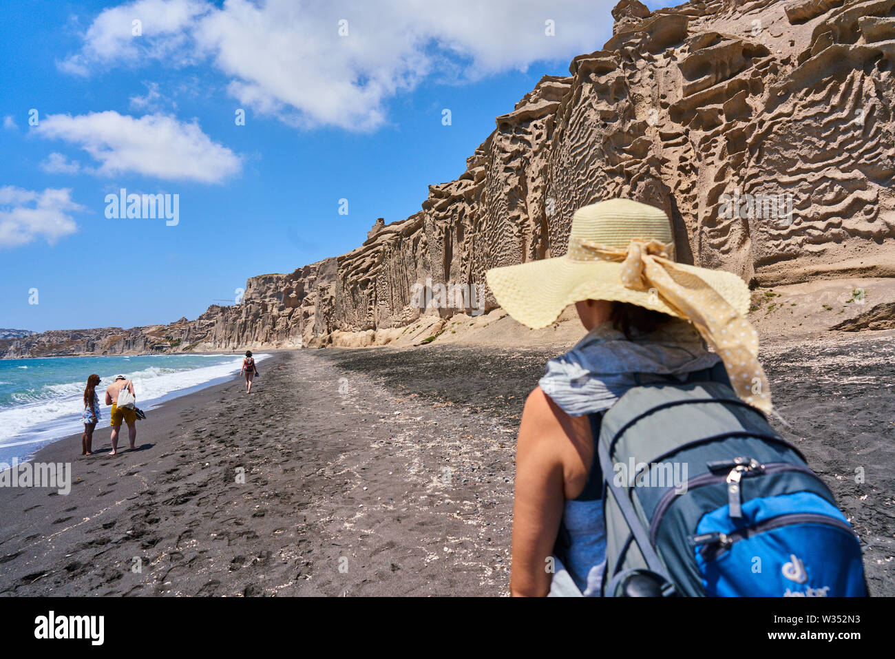 Touristen entlang Vlichada (vlyhada) Strand mit Sand Felsformationen in Elefsina in der Nähe von Oia, Santorini, Griechenland, 03. Juni 2019. © Peter Schatz/ Stockfoto