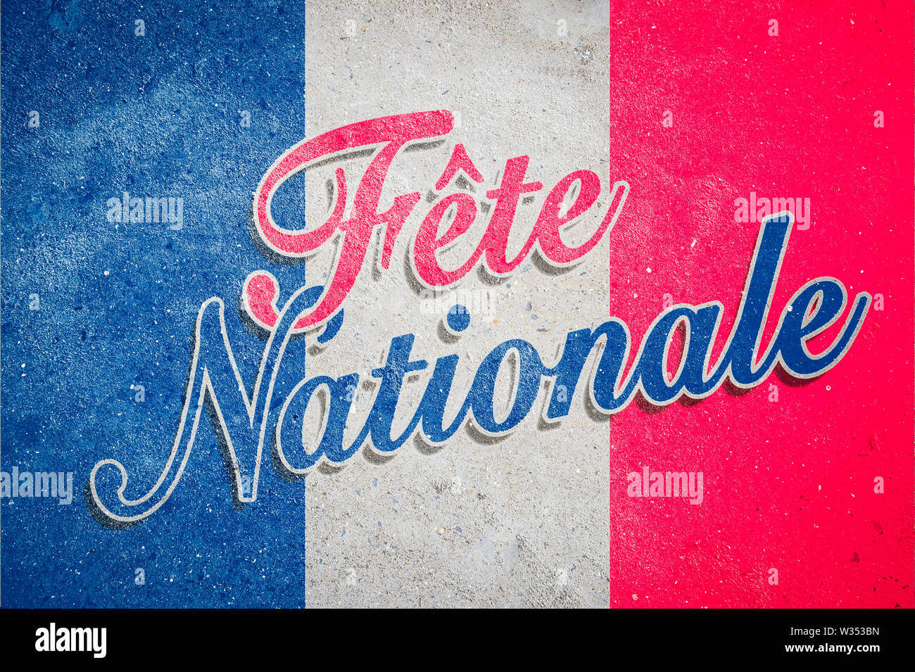Patriotische Französischen "Fête Nationale" (englische Übersetzung: Nationalfeiertag) in Blau, Weiß und Rot tricolor auf grunge Beton Wand Hintergrund Stockfoto