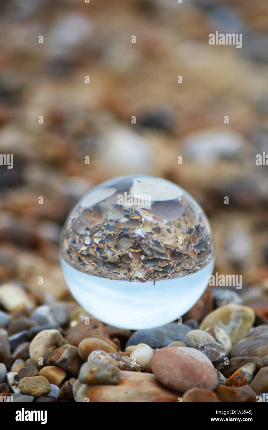 Kiesstrand Southwold Beach durch die Augen eines lensball, Suffolk, Vereinigtes Königreich Stockfoto