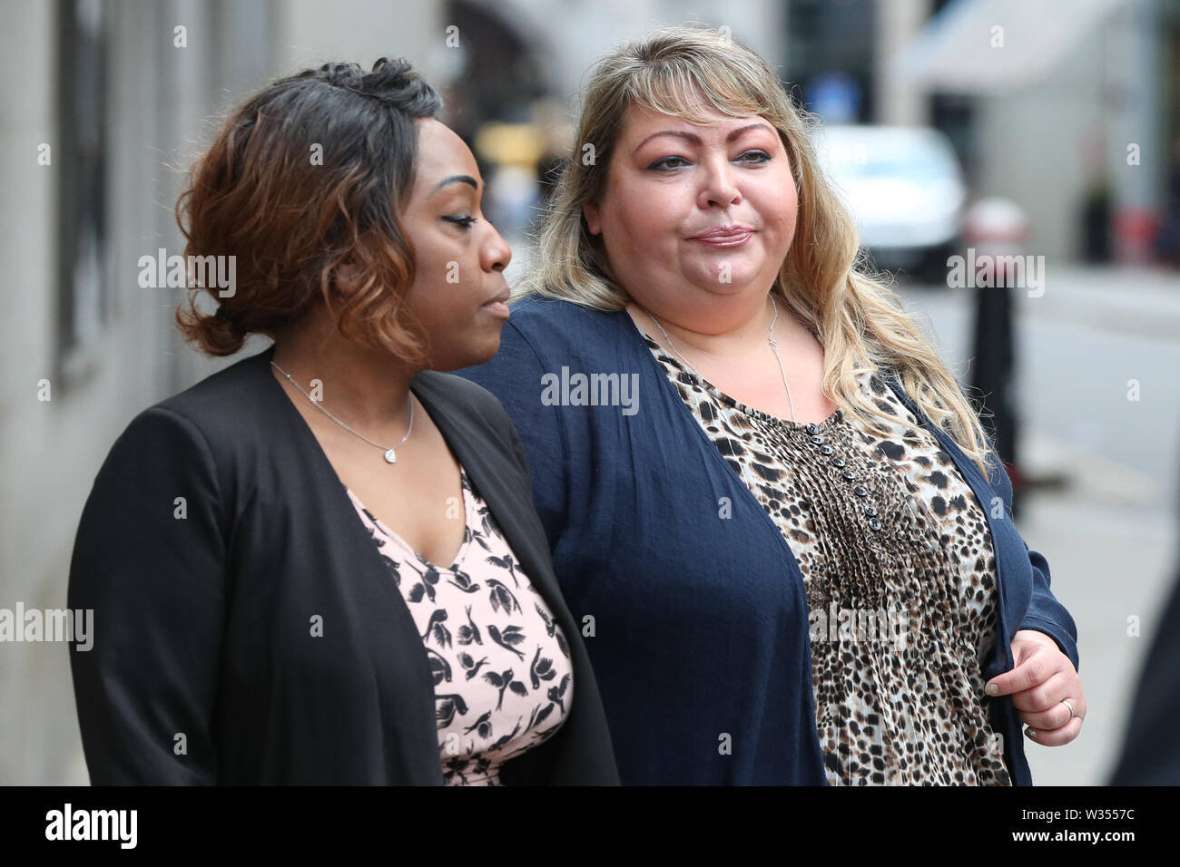 Svetlana Pomeroy, Witwe von Lee Pomeroy (rechts) und ihr Freund Esmanda Monen außerhalb des Old Bailey in London, nach Darren Pencille wurde schuldig des Mordes an ihrem Ehemann Lee Pomeroy an Bord ein London - Zug in der Nähe von Guildford in Surrey am 4. Januar gefunden. Stockfoto
