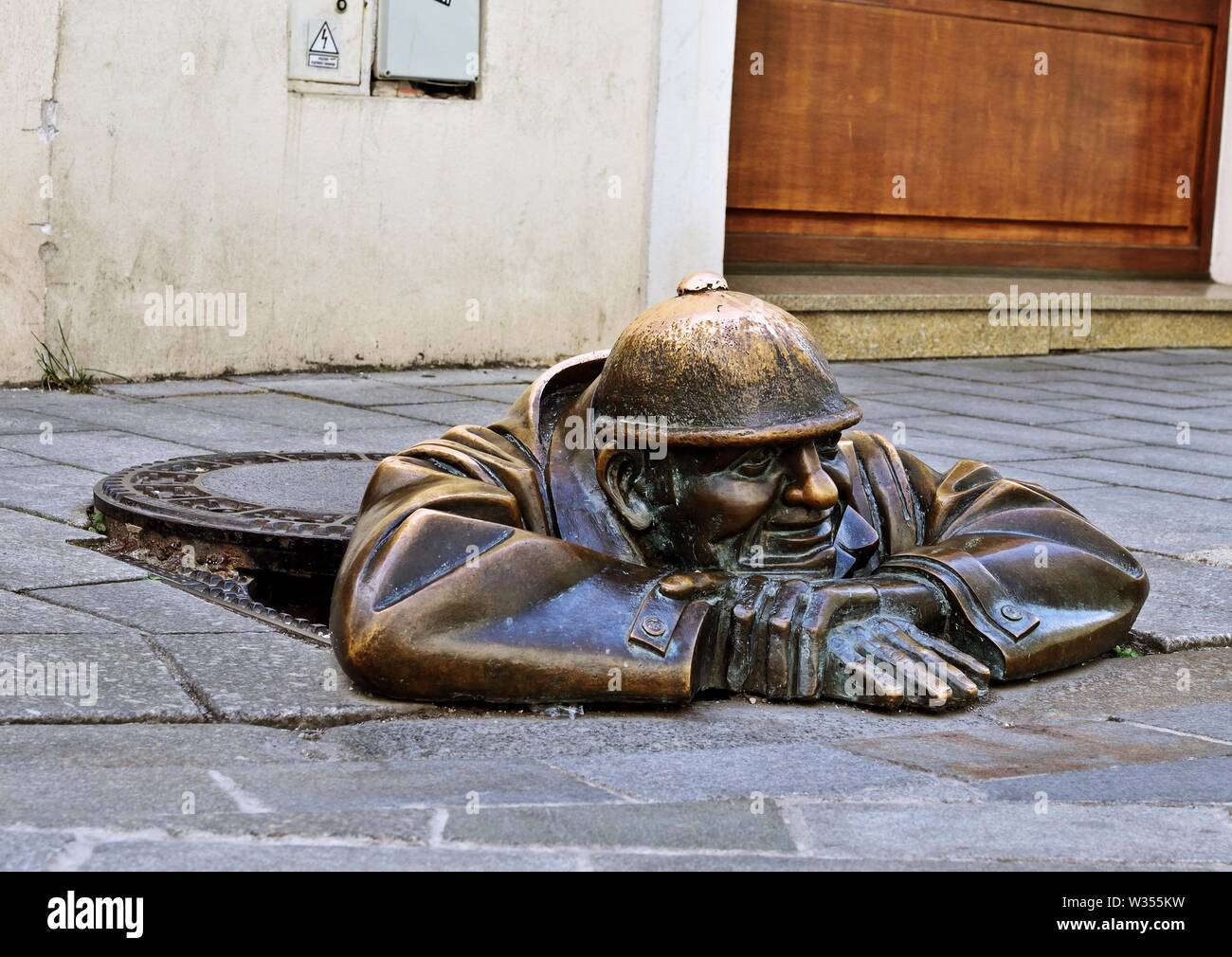 Beliebte statue Cumil oder Mann bei der Arbeit in Bratislava, Slowakei Stockfoto