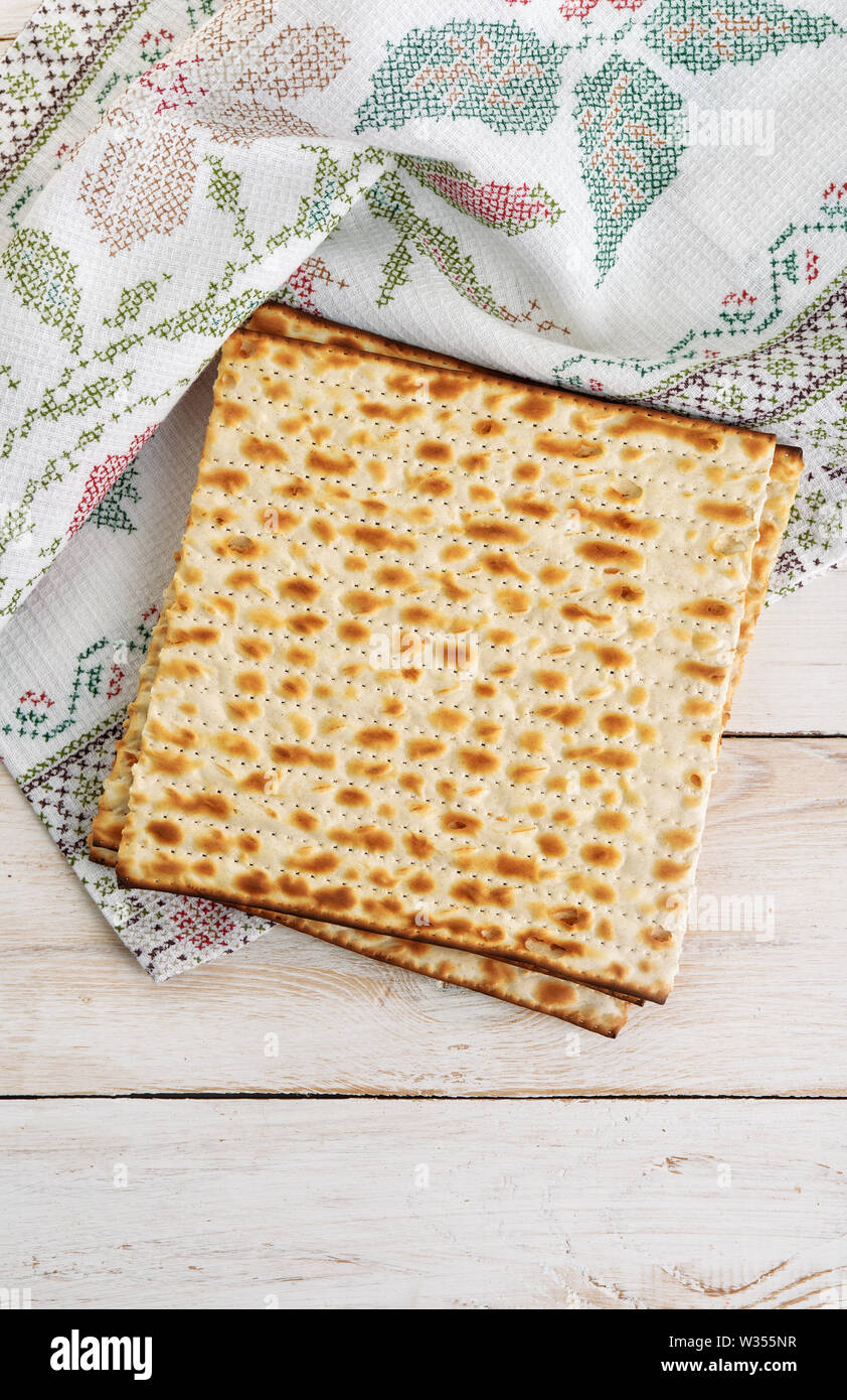 Blick von oben auf die traditionellen jüdischen Fladenbrot matzo auf hölzernen Hintergrund Stockfoto