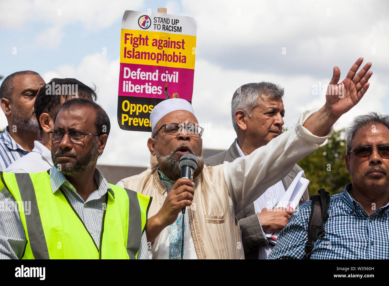London, Großbritannien. 12. Juli, 2019. Mitglieder der lokalen Gemeinschaft Protest in Pappel in der Nähe von dem Ort, wo Youness Bentahar, im Alter von 38, wurde gewaltsam von Metropolitan Police Officers am 10. Juli festgenommen Nach einem 5-stufigen Warnung. Der Vorfall, bei dem Herr Bentahar schien, in einem Anfall, hat seit der Metropolitan Police Central East Befehl professionelle Standards Unit bezeichnet worden, nachdem ein Video von der Verhaftung der viralen auf Social Media ging. Credit: Mark Kerrison/Alamy leben Nachrichten Stockfoto