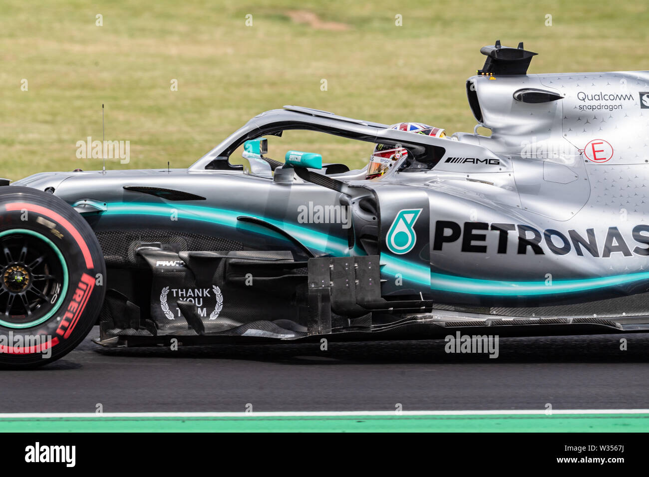 TOWCESTER, VEREINIGTES KÖNIGREICH. 12 Jul, 2019. Lewis Hamilton Mercedes begrüßt die Zuschauer nach der Praxis Sitzung 2 Während der Formel 1 Rolex Grand Prix von Großbritannien 2019 in Silverstone am Freitag, Juli 12, 2019 in TOWCESTER, ENGLAND. Credit: Taka G Wu/Alamy leben Nachrichten Stockfoto