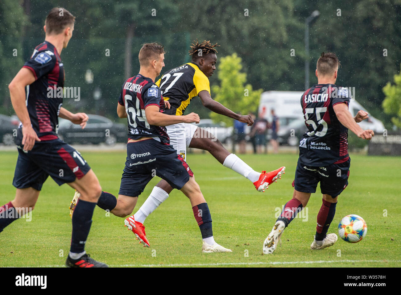 Opalenica, Polen. 12. Juli, 2019. OPALENICA, 12-07-2019, deutscher Fußball, Eredivisie, Saison 2019/2020, trainingcamp, freundlich, Vitesse player Richie Musaba während des Spiels Pogon Stettin - Vitesse 2-1 Credit: Pro Schüsse/Alamy leben Nachrichten Stockfoto